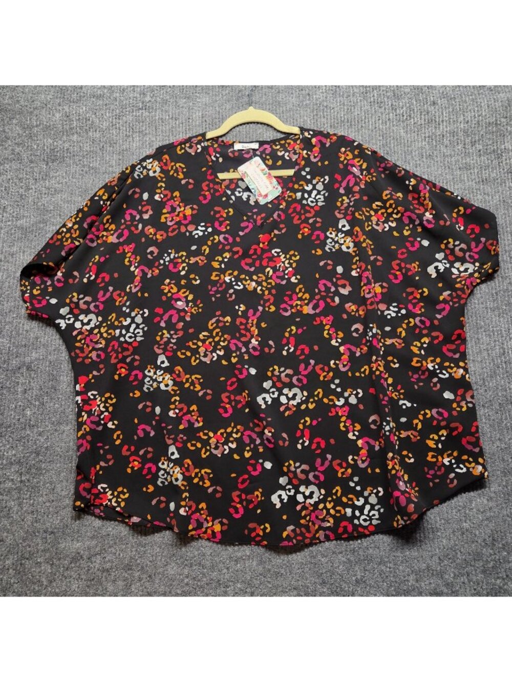 SPIN Animal Leopard Print Pullover Top Black/Fuschia V-Neck Women's Medium NWT